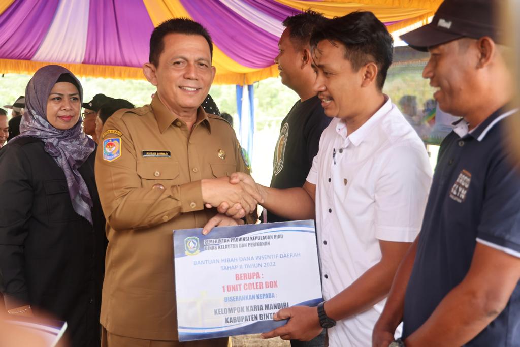 Gubernur Kepulauan Riau H. Ansar Ahmad menyerahkan bantuan kepada kelompok tani dan kelompok nelayan di Toapaya Asri, Bintan, Senin (26/12/22).f.dok.DK.