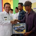 Gubernur Ansar Menyerahkan Bantuan Mubaligh di Kabupaten Karimun.