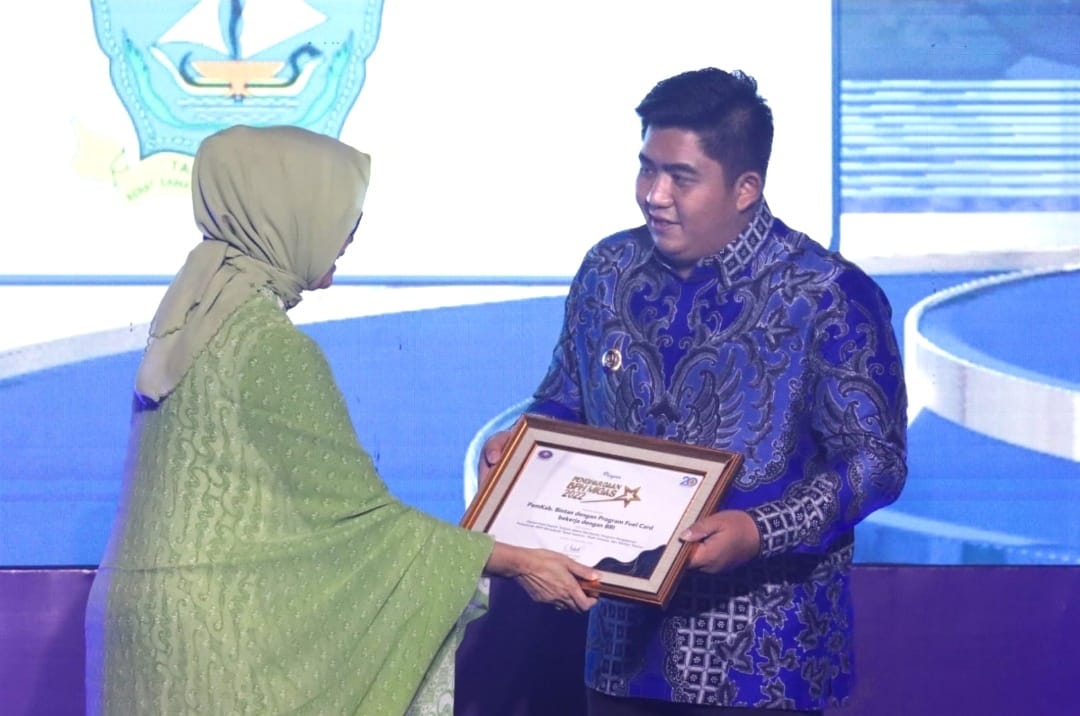 Keterangan Foto: Roby Kurniawan saat Menerima Penghargaan langsung oleh Kepala BPH Migas Erika Retnowati di Grand Ballroom The Westin Hotel Jakarta, Jum'at (16/12/22) malam.