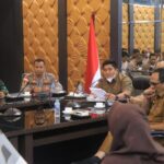 Bupati Bintan Roby Kurniawan saat Gelar Rakor Nataru di Ruang Rapat II Kantor Bupati Bintan, Selasa (20/12/22)./f.dok.DKB.