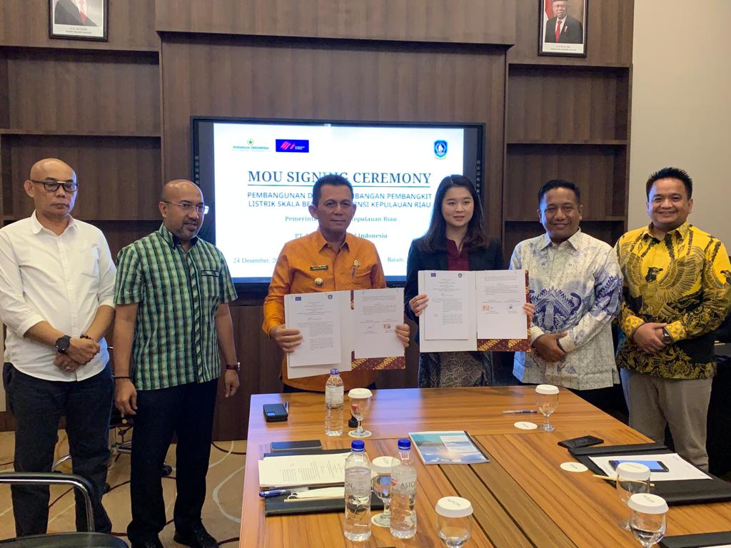 Gubernur Kepulauan Riau H. Ansar Ahmad seusai menadatangani MoU rencana proyek  pembangunan Pembangkit Listrik Tenaga Surya (PLTS).Sabtu (24/12/22).f.dok.DK/Red