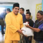 Bupati Bintan Roby Kurniawan Menyerahkan Bantuan dan Sarana Prasarana bagi Posyandu di Kabupaten Bintan, Jum'at (30/12/22).f.dok.Hms Bintan /Red.