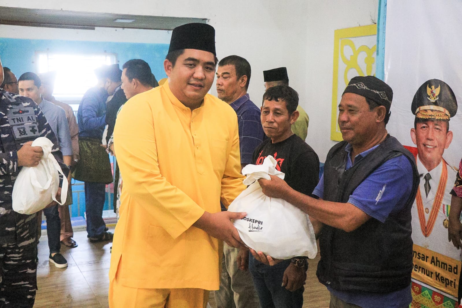 Bupati Bintan Roby Kurniawan Menyerahkan Bantuan dan Sarana Prasarana bagi Posyandu di Kabupaten Bintan, Jum'at (30/12/22).f.dok.Hms Bintan /Red.