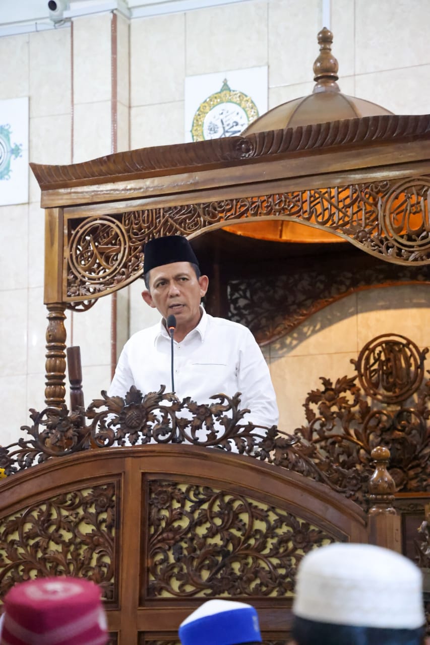 Gubernur Ansar saat Khutbah Jumat di Masjid Al-Muhajirin Tanjung Uban./f.dok./f.dok.DK/Red.
