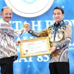 Seketaris Daerah Provinsi Kepri Drs Adi Prihantara saat menerima penghargaan dari Ketua Ombudsman RI Mokhammad Najih, di Hotel Bidakara Jakarta Selatan. Kamis (22/12/22)./f.dok.DKP.