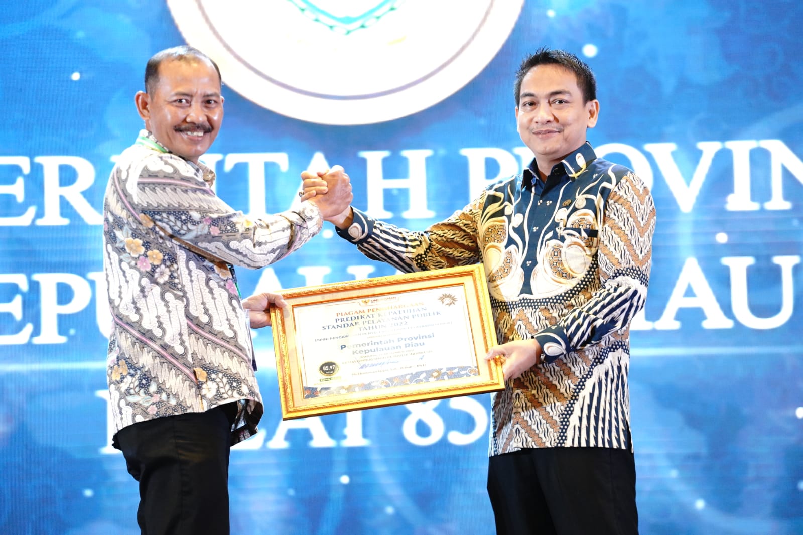 Seketaris Daerah Provinsi Kepri Drs Adi Prihantara saat menerima penghargaan dari Ketua Ombudsman RI Mokhammad Najih, di Hotel Bidakara Jakarta Selatan. Kamis (22/12/22)./f.dok.DKP.