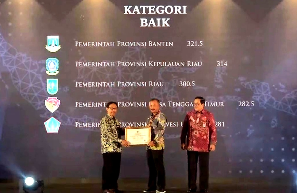 Sekda Provinsi Kepulauan Riau, Adi Prihantara saat menerima Penghargaan Anugerah Meritokrasi Tahun 2022.