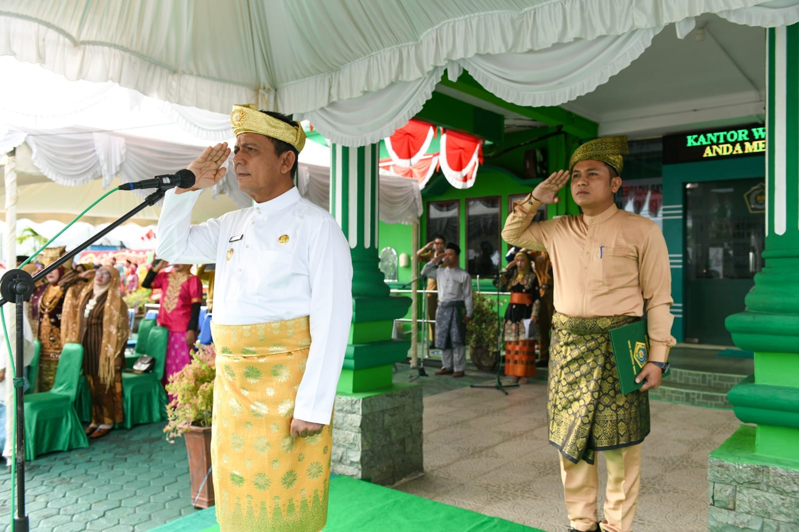Gubernur Ansar menghadiri upacara peringatan Hari Amal Bhakti Kementerian Agama RI Ke-77 di Kantor Kanwil Kemenag Kepri, Senggarang. Selasa (03/01/23)./f.dok.DK.