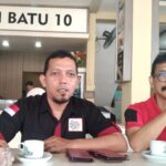 Ketua Ormas Persatuan Pemuda Bentan (P2B) Hendra saat Pertemuan Bersama Ketua Umum Forkorindo Tohom TPS. SE.,SH., MM.,di Kedai Kopi KM.10 Tanjungpinang, Jum'at (06/01/23)./f.dok.Ratih.