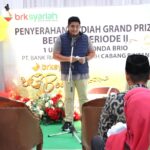 Bupati Roby sebelum melakukan penyerahan hadiah Grand Prize Bedelau Periode II, di Kantor BRK Syariah Cabang Bintan, Minggu (29/01/23).f.dok.DK Bintan.