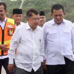 Gubernur Kepulauan Riau H. Ansar Ahmad menyambut kedatangan Ketua Umum Palang Merah Indonesia (PMI)  H.M. Jusuf Kalla di VIP Bandara RHF Tanjungpinang Kamis (19/01/23)./f.dok.Kominfo Kepri.