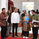 Presiden RI Joko Widodo Menerima sejumlah pelaku Perhutanan sosial di Istana Merdeka, Jakarta Selasa (31/01/23)./f.dok.Sekpres.
