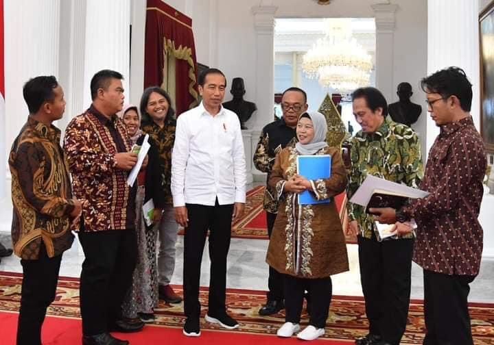 Presiden RI Joko Widodo Menerima sejumlah pelaku Perhutanan sosial di Istana Merdeka, Jakarta Selasa (31/01/23)./f.dok.Sekpres.