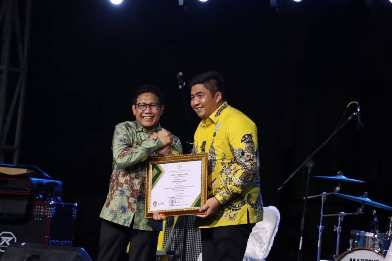 Roby Kurniawan saat terima penghargaan pada Malam Pesta Rakyat Hari Bumdesa di Halaman Disbudpar Bintan, Kamis (2/2) malam./f.dok.Humas.