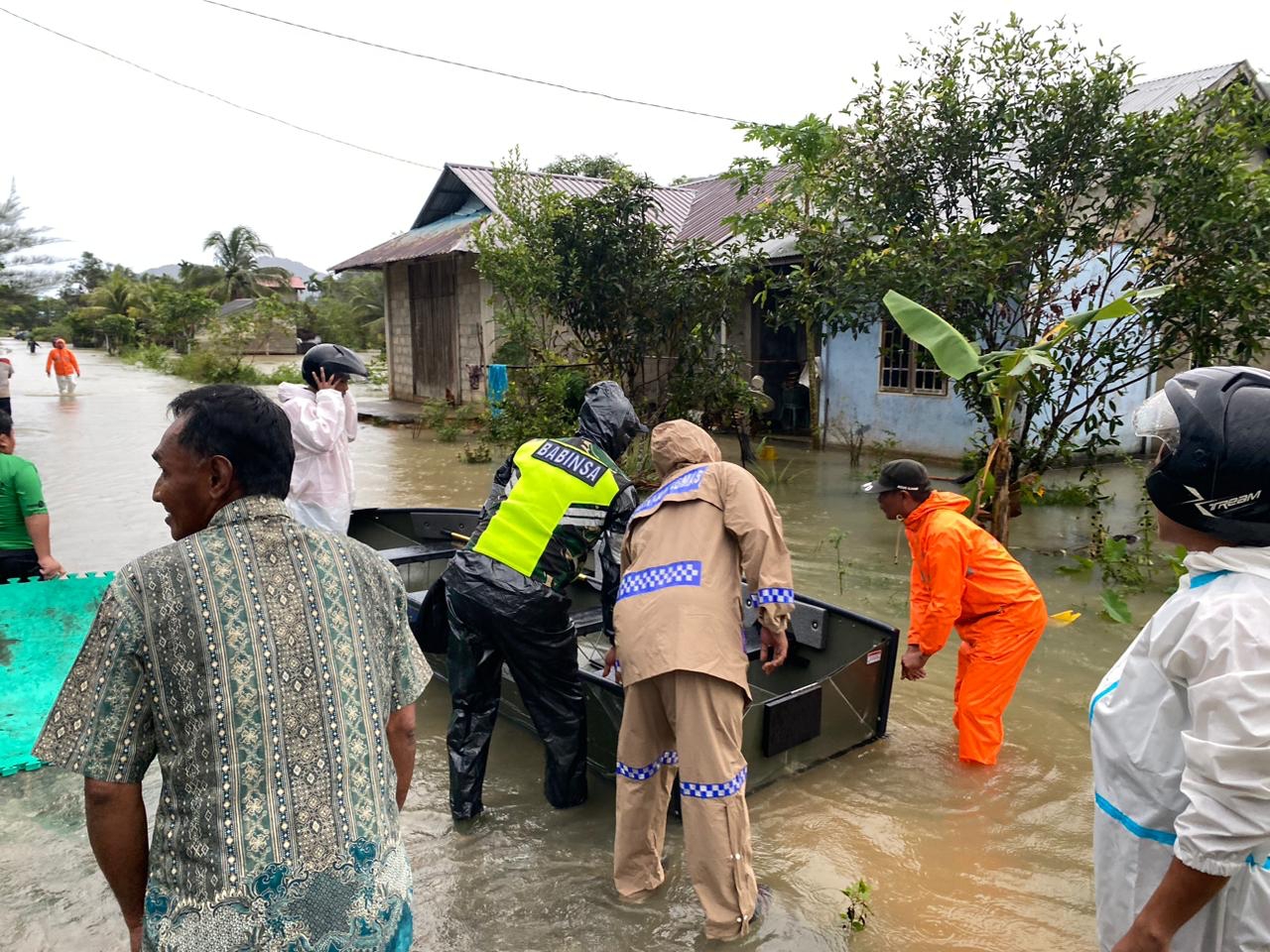 Personil Jemaja Polres Anambas bersama TNI evakuasi warga terdampak banjir. Senin (06/02/23).f.dok.Istimewa.