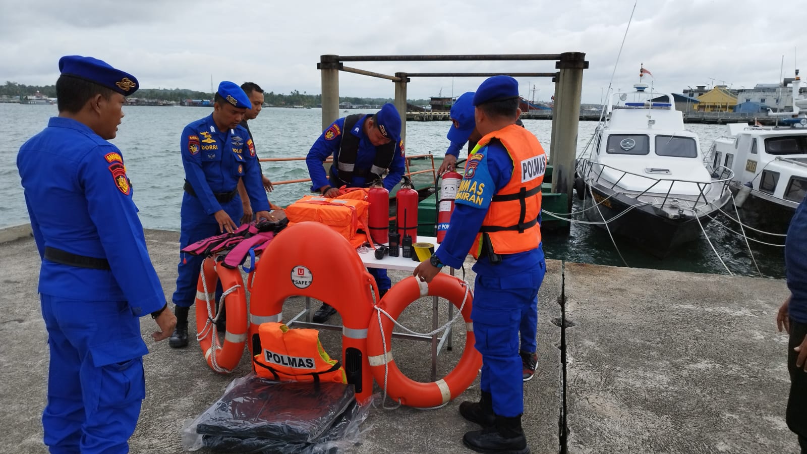 Sat Polairud Polresta Tanjungpinang Siaga Personil dan Alat Keselamatan Antisipasi Banjir Rob, Selasa (07/02/23)./f.dok.Humas Polresta Tanjungpinang