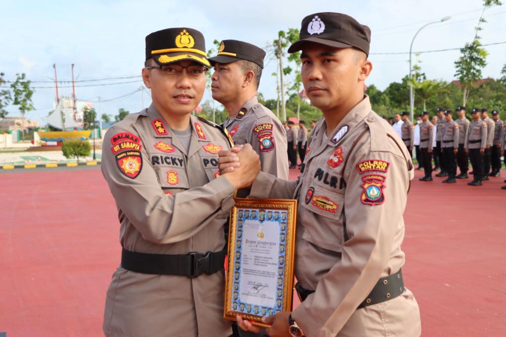 Kapolres Bintan AKBP Riky Iswoyo, S.I.K., M.M.saat beri penghargaan ke personil Polres Bintan yang berprestasi, Rabu (08/02/23)./f.dok.Humas Polres Bintan.