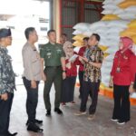 Kapolresta Tanjungpinang Kombes Pol. H. Ompusunggu, S.I.K., M.Si.,bersama Dandim 0315 Bintan Kolonel Inf Tommy Anderson, M.PICT, dan Dinas terkait tinjau stok bahan pokok di sejumlah Gudang Distributor Kota Tanjungpinang, Kamis (09/02/23)./f.dok.Humas.