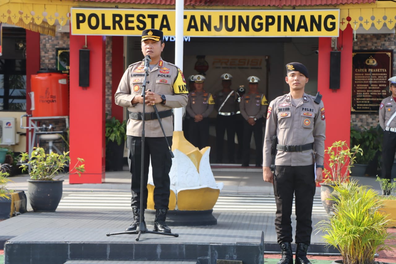 Kombes Pol. H. Ompusunggu, S.I.K., M.Si., Pimpin Upacara Bendera Hari Kesadaran Nasional, di Lapangan Apel Mapolresta Tanjungpinang. Jum'at (17/02/2023)./f.dok/Hms.