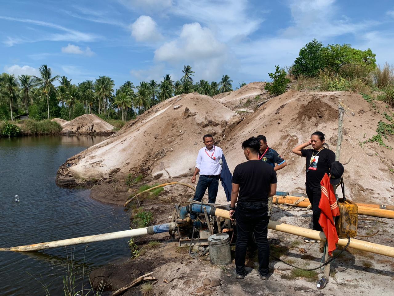 Satreskrim Polres Bintan saat penyisiran beberapa lokasi yang diduga tempat atau lokasi penambangan pasir ilegal, Kamis (8/2/2023)./f.dok.Red)