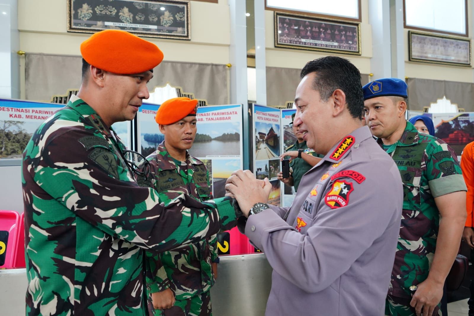 Kapolri Jenderal Listyo Sigit Prabowo Apresiasi langsung ke Tim Gabungan dalam Evaluasi Kapolda Jambi. Rabu (23/02/23)./f.dok.Hms.