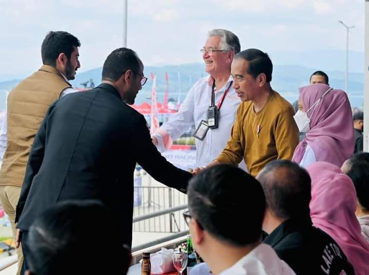 Presiden Joko Widodo bersama Ibu Iriana Joko Widodo tiba di Pelabuhan Muliaraja Napitupulu Balige, Kabupaten Toba, Provinsi Sumatra Utara, Minggu (26/02/23)./f.dok.Sekpres.