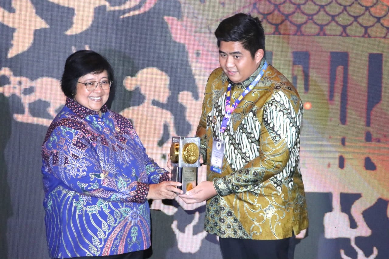 Bupati Bintan Roby Kurniawan saat menerima anugerah penghargaan Adipura di Gedung Manggala Wanabakti. Selasa (28/02/23)./f.dok.Red.