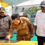 Gubernur Kepulauan Riau H. Ansar Ahmad meresmikan Jalan Pantai Indah di Tanjung Melolo Karimun, Rabu (08/02/23)./f.dok.Kominfo Kepri.