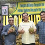 Gubernur Kepulauan Riau H. Ansar Ahmad saat berkunjung ke Ucok Durian dan Si Bolang di Medan, Sumatera Utara./.f.dok.Kominfo Kepri.