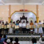 Gubernur Ansar didampingi Wakil Bupati Natuna Rodhial Huda menyerahkan bantuan 9 rumah ibadah di Sedanau Kecamatan Bunguran Barat. /f.dok.Kominfo Kepri.