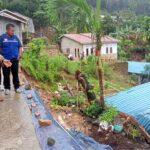 Gubernur Kepri H. Ansar Ahmad meninjau lokasi tanah longsor di Kampung Tiban Lama, Kota Batam, Sabtu (04/03/23)./f.fok.DK.