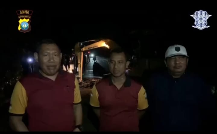 Kasat Lantas Polres Bintan AKP Khapandi, saat pengamanan pengerjaan jalan di Bintan Utara, Sabtu (04/03/23)./f.dok Red.