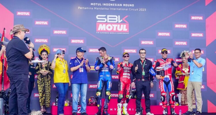 Ketua MPR RI Bamsoet Serahkan Trophy Juara World Superbike Mandalika di Pertamina Mandalika International Street Circuit, Lombok, NTB, Minggu (5/3/23). 2023./f.dok.Red