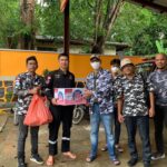 Ketua BAPERA Kepri Jhon A Barus saat menyerahkan bantuan perbekalan kepada anggota BPBD Kota Tanjungpinang, Minggu (05/03/2023) / f.dok. Redaksi.