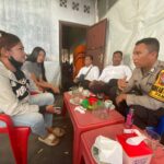Bhabinkamtibamas Polres Karimun Bersembang bercerita, serap aspirasi masyarakat, di Warung Kopi Kijang Pamak Selatan, Senin (06/03/2023)./f.dok.Red.