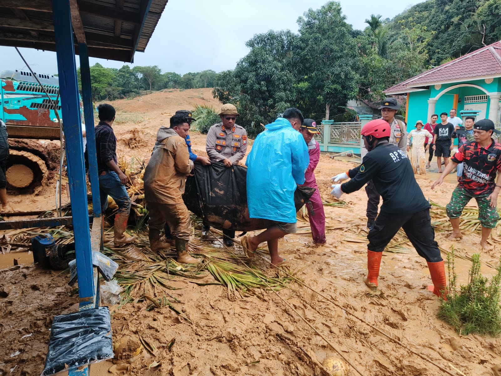 Kapolres Natuna AKBP Nanang Budi Santosa, S.I.K bersama personil melakukan pencarian dan evakuasi jenazah korban bencana tanah longsor yang terjadi di Pulau Serasan. Selasa (07/03/2023)./f.dok.HPK.