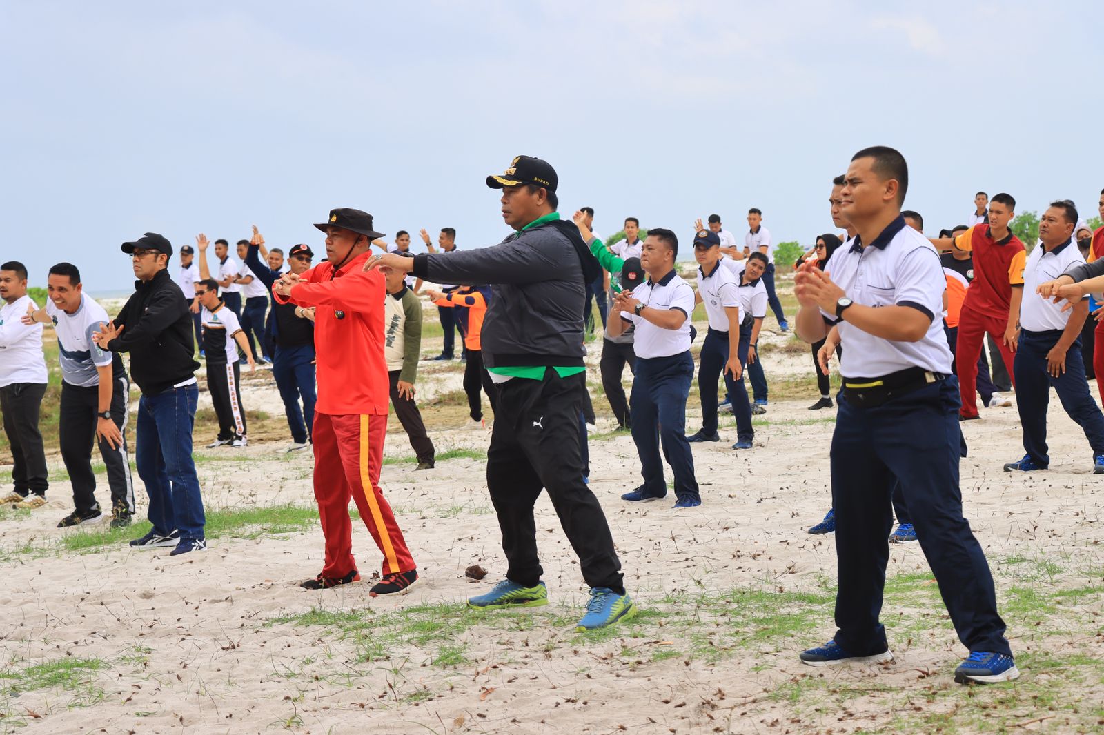 Wakapolres Kepulauan Anambas Menghadiri Senam Pagi dan Gotong Royong Bersama Forkopinda di Lapangan Tanjung Momong, Sabtu (10/03/2023)./f.dok.Hms Polres Anambas.