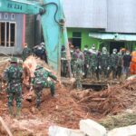 Pasukan PRCPB saat evakuasi Korban bencana tanah longsor di Serasan, Jum'at (10/03/23)./f.dok.Penrem 033/WP/Red.