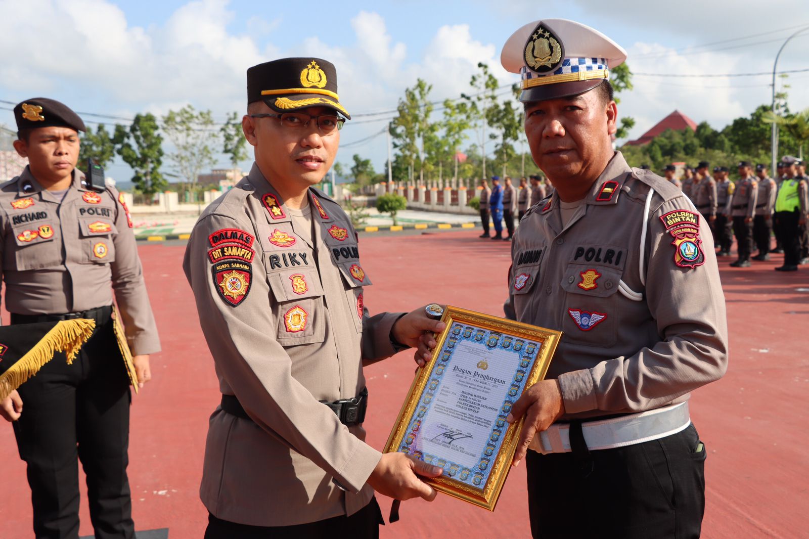 Kapolres Bintan AKBP Riky Iswoyo, S.I.K., M.M.saat memberikan penghargaan ke Anggotanya di HKN, di Mapolres Bintan Jum'at (17/03/23)./F.DoK.Red