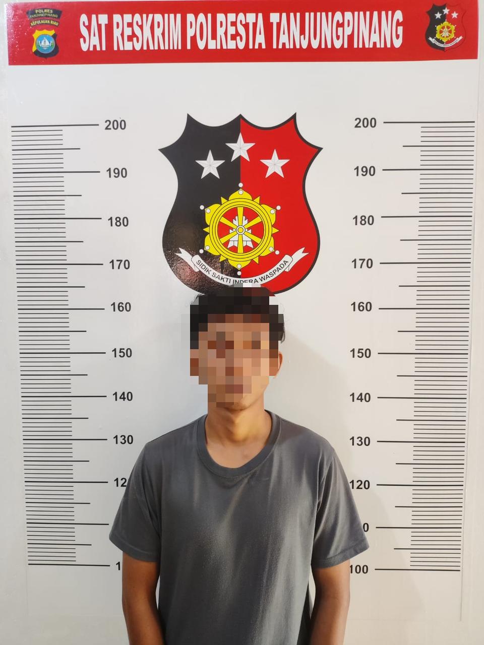 Pelaku Tindak Pidana Persetubuhan Anak Dibawah Umur (MRR) yang berhasil diringkus Polresta Tanjungpinang, Selasa (21/03/23)./f.dok.Hms.