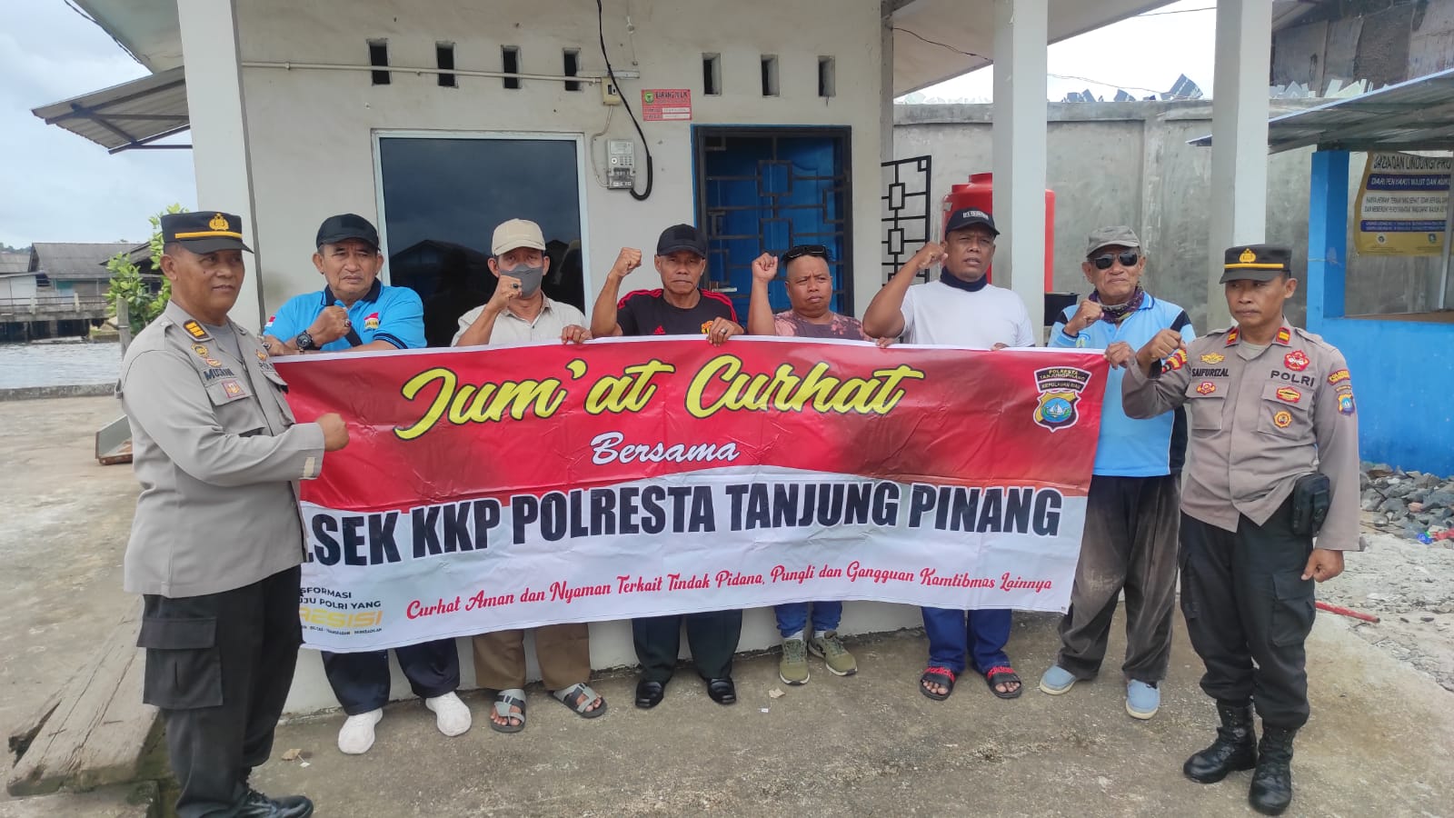 Jum'at Curhat Polsek KKP Polresta Tanjungpinang bersama para buruh Dermaga Pelabuhan Sei Jang Kota Tanjungpinang, Jum'at (23/03/23)/f.dok.Hms.