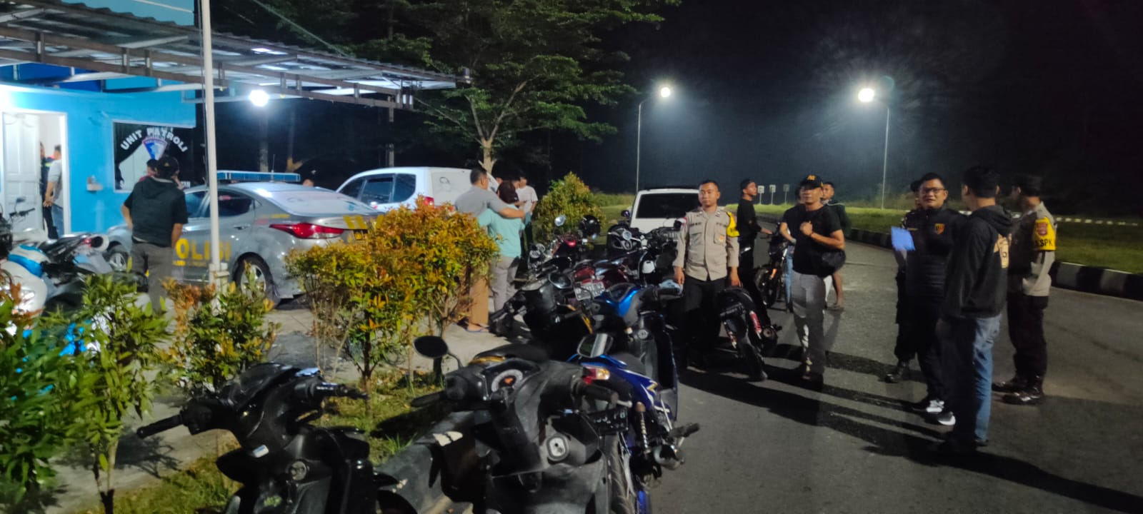 Kapolsek bersama tim saat giat razia Pekat di wilayah hukum Polsek Gunung Kijang, polres Bintan, Sabtu (25/03/23) malam/f.dok.Hms.