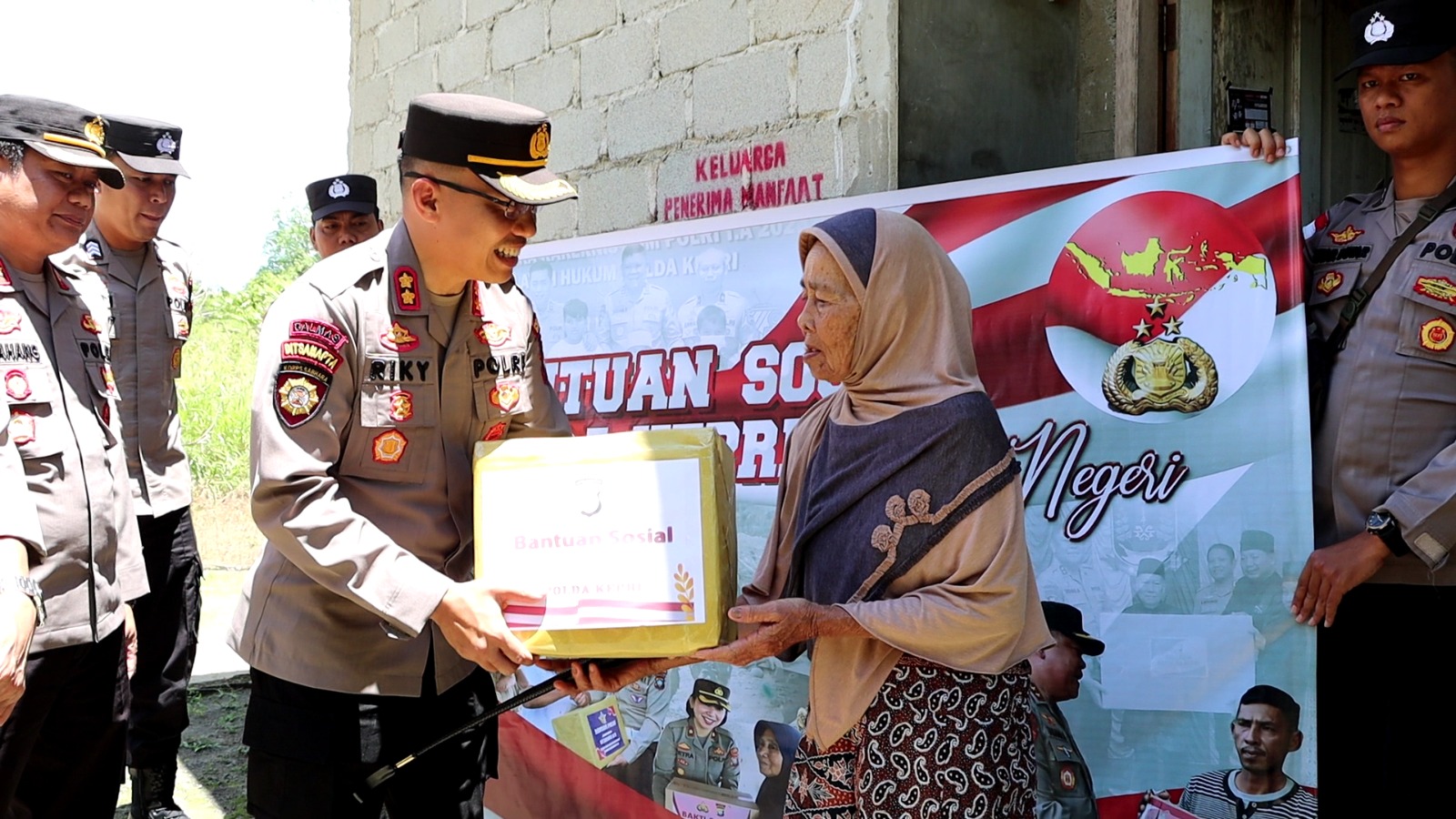 Polres Bintan Berikan Puluhan Paket Sembako Bahan Pokok Penting (Bapokting) Kepada Masyarakat Kurang Mampu, Selasa (28/3/2023)/f.dok.Hms.