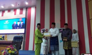 Ketua DPRD Bintan Agus Widodo saat menerima Buku LKPj Anggaran 2022 oleh Bupati Bintan Roby Kurniawan.