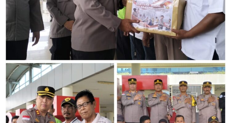 Kapolresta Tanjungpinang Kombes Pol. H. Ompusunggu, S.I.K., M.Si saat turun langsung serahkan bantuan ke masyarakat Bandara RHF Jum'at (31/03/23)/f.dok.Rat.