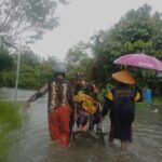 Babinsa Sebong Lagoi Koramil 03/0315 Tanjungpinang Bantu Evakuasi Lansia Terjebak Banjir, Jum'at (03/03/23)./f.dok.Pendim 0315.