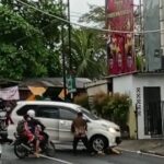 Seorang pengendara terlihat terlindas mobil Avanza warna putih di jalan Ketapang, kota Tanjungpinang, Sabtu (4/3/2023)/ F./dok.Rat.