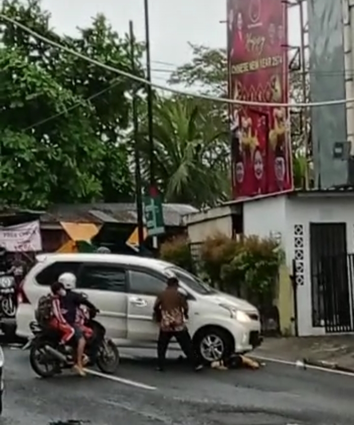 Seorang pengendara terlihat terlindas mobil Avanza warna putih di jalan Ketapang, kota Tanjungpinang, Sabtu (4/3/2023)/ F./dok.Rat.