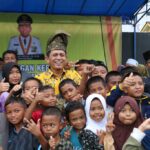 Gubernur Kepulauan Riau H. Ansar Ahmad bersama Anak-anak Pulau Buluh, Kota Batam./f.dok.DK.