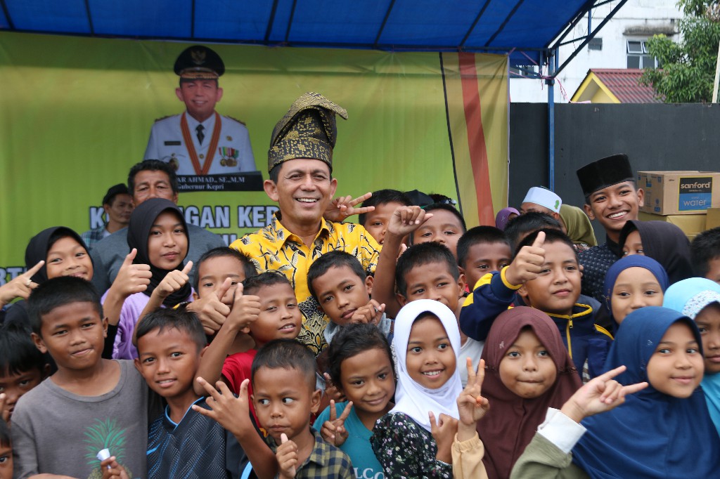 Gubernur Kepulauan Riau H. Ansar Ahmad bersama Anak-anak Pulau Buluh, Kota Batam./f.dok.DK.